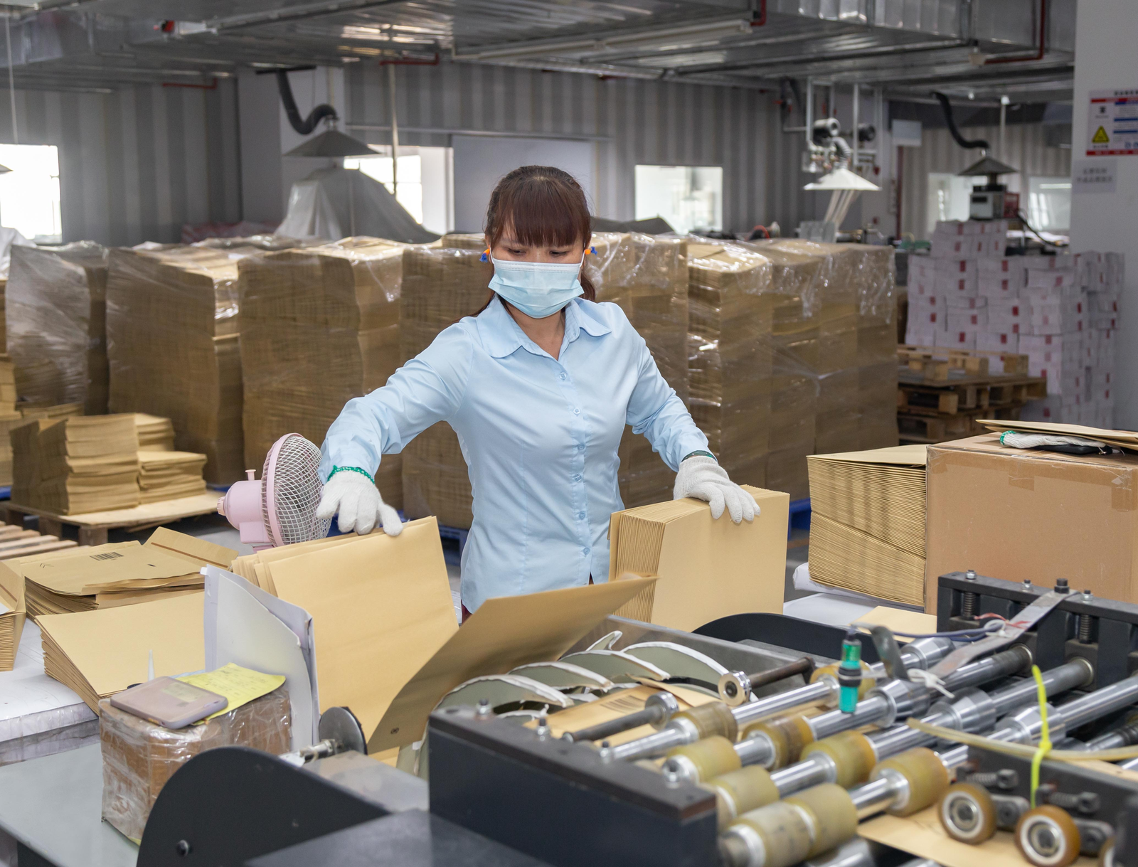 Eco Packin factory worker packing kraft paper mailers